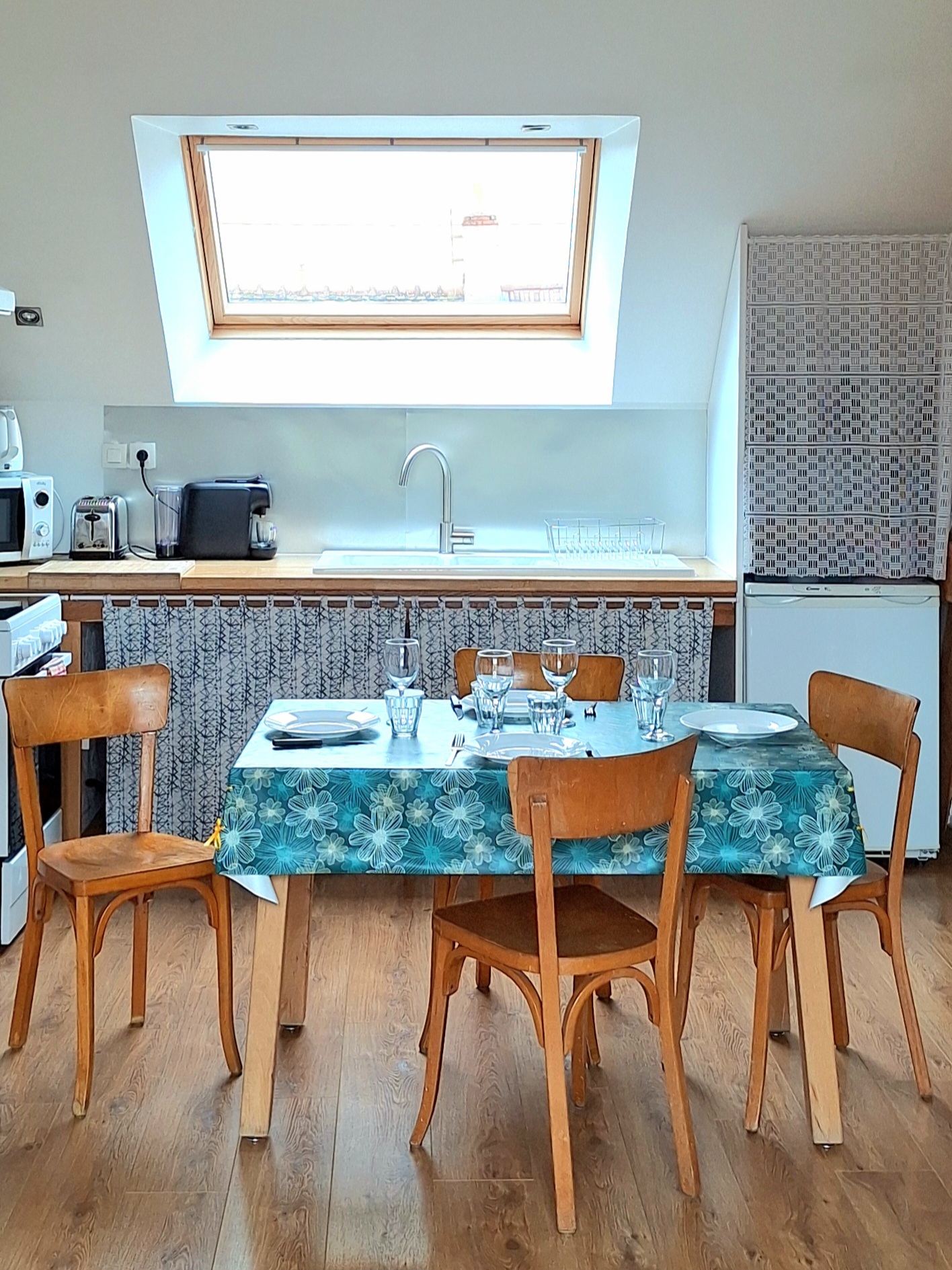 Gîte Le Petit Verger - Cuisine équipée et table dressée de l'espace repas