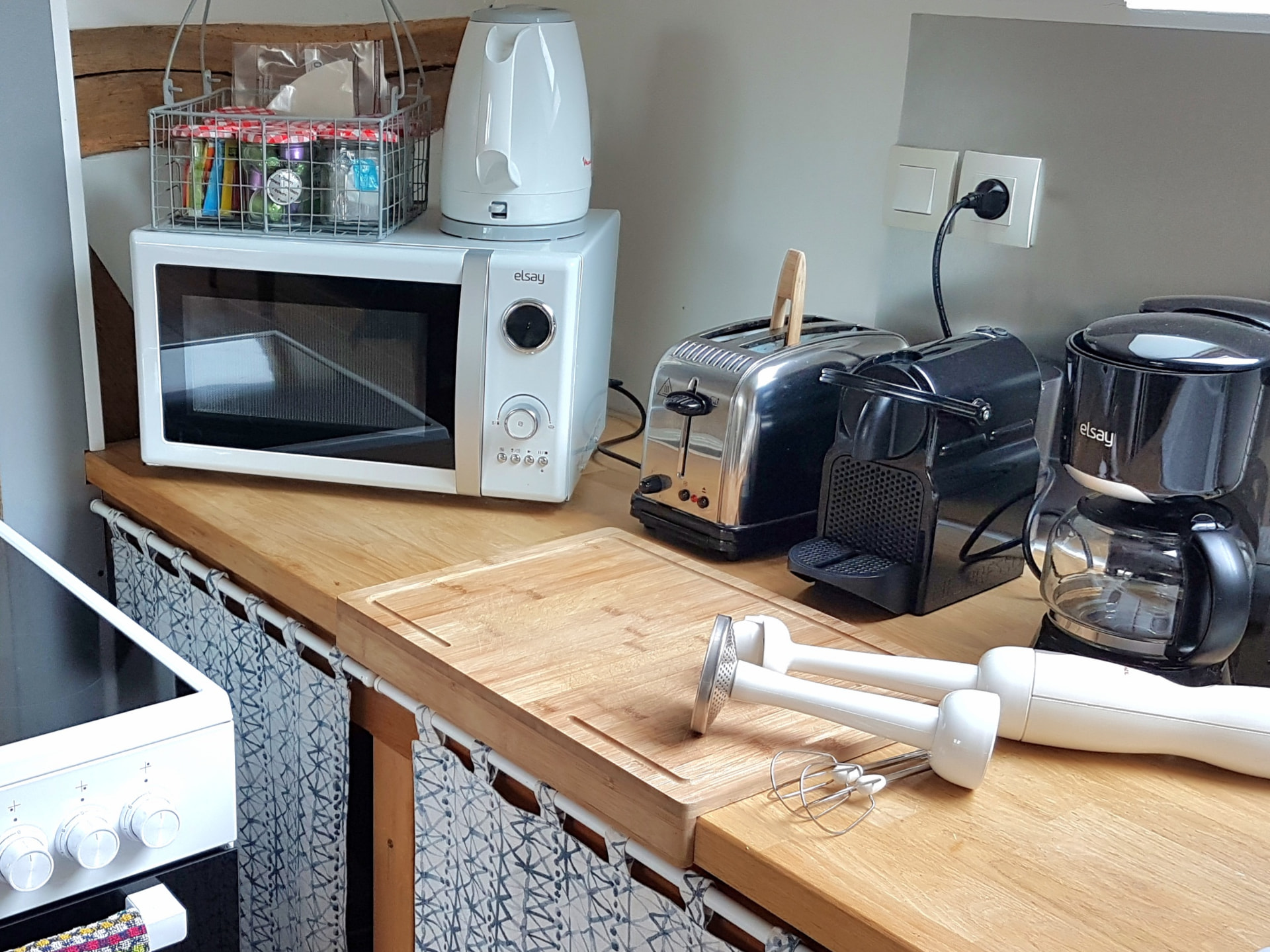 Gîte Le Petit Verger - Électroménager complet : micro-ondes, cafetières, grille-pain, bouilloire