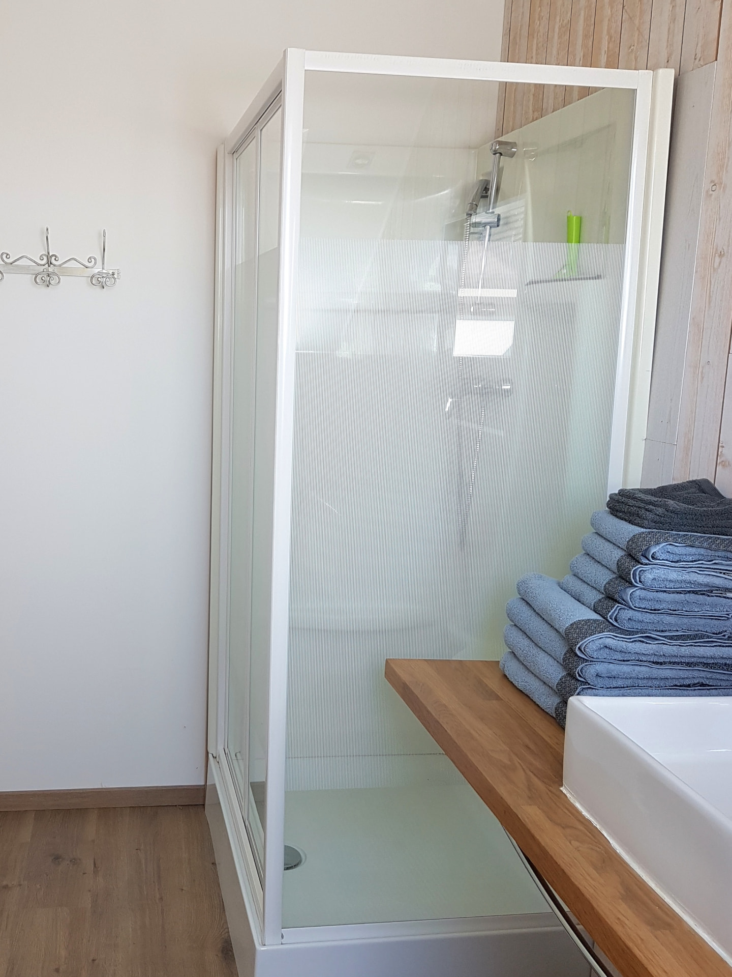 Gîte Le Petit Verger - Douche moderne avec serviettes de toilette fournies