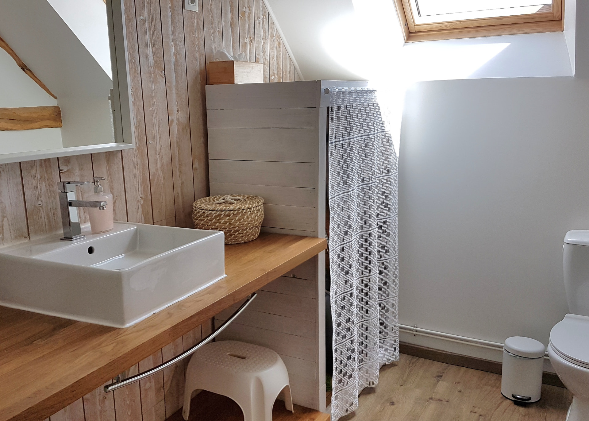 Gîte Le Petit Verger - Salle de bain avec vasque, miroir et rangements