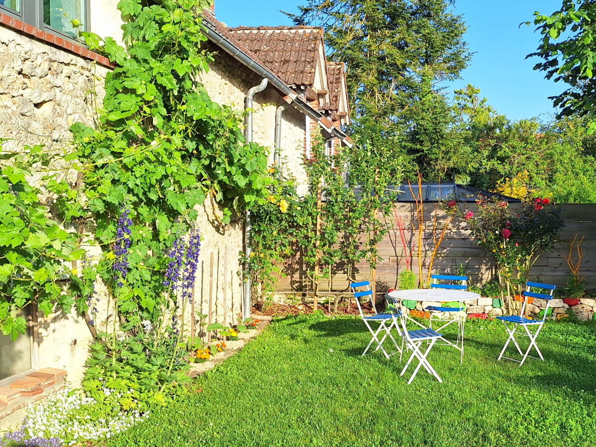 Gîte Le Petit Verger - Jardin et verger privatif ombragé par le grand noisetier