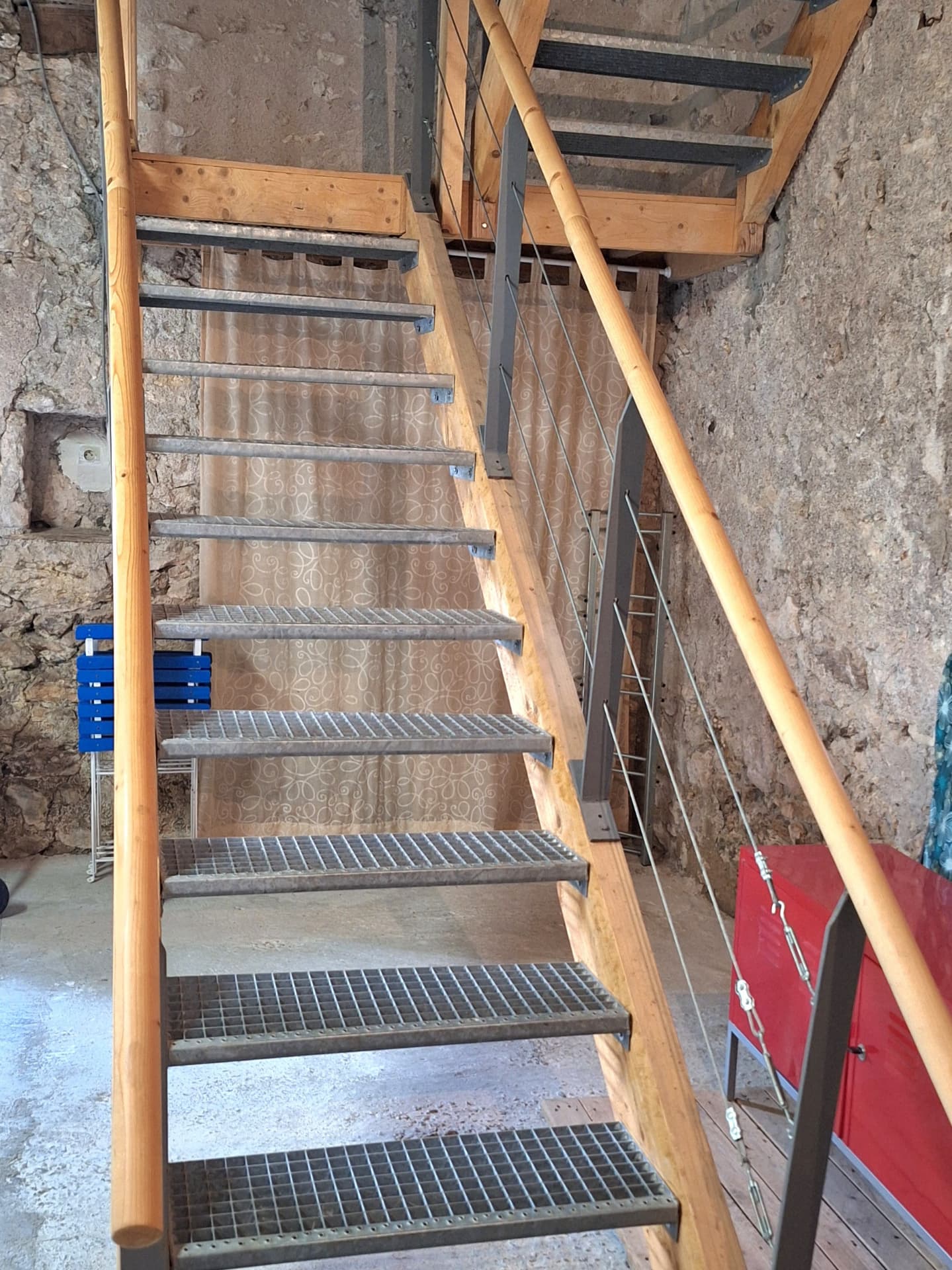 Gîte Le Petit Verger - Escalier intérieur abrité menant au loft