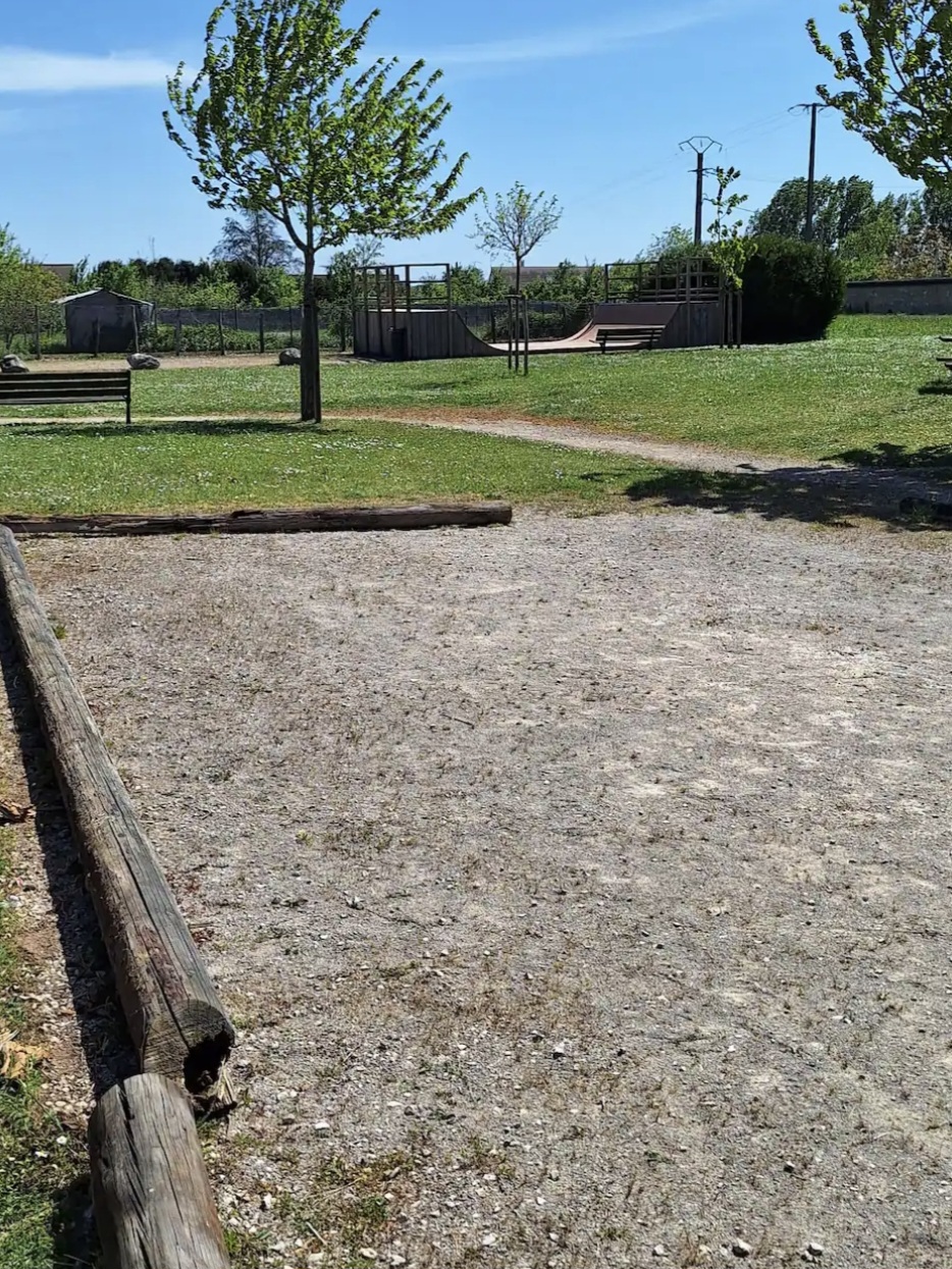 Gîte Le Petit Verger - Terrain de pétanque communal à Courbouzon