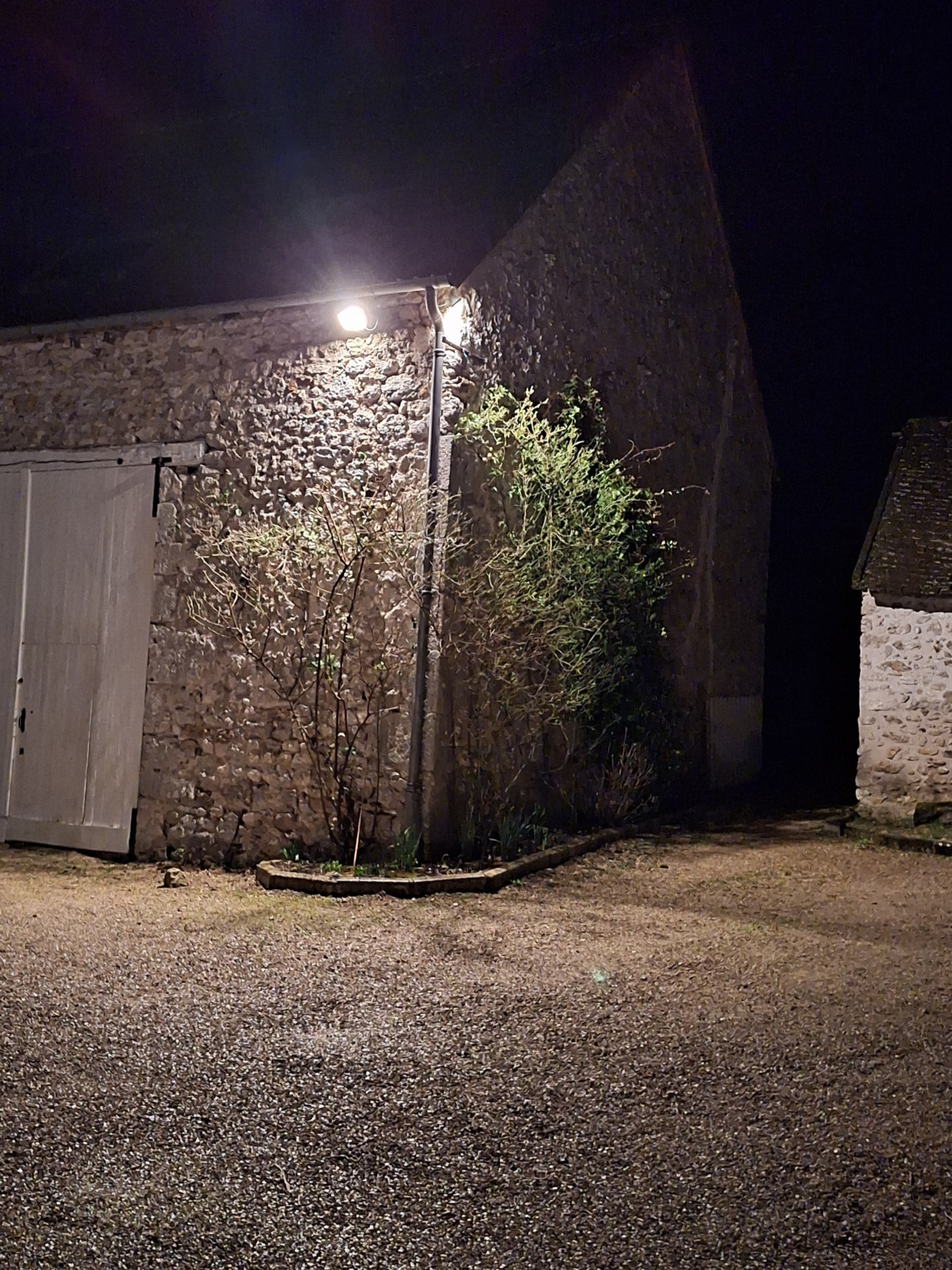 Gîte Le Petit Verger - Cour intérieure et grange éclairées le soir