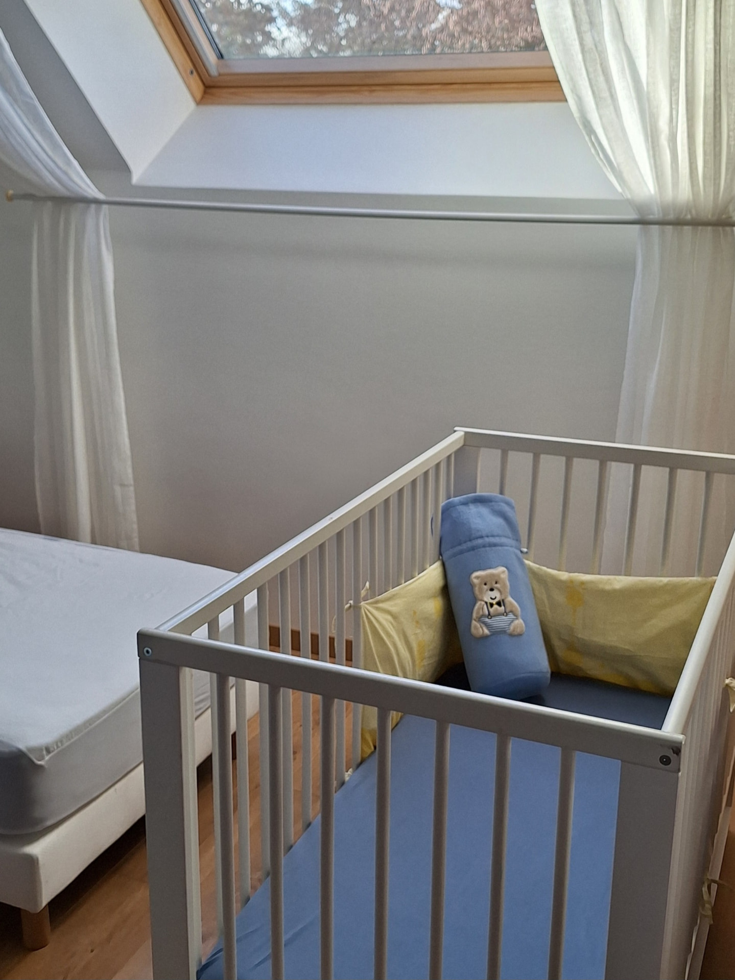 Gîte Le Petit Verger - Lit bébé confortable avec literie douce