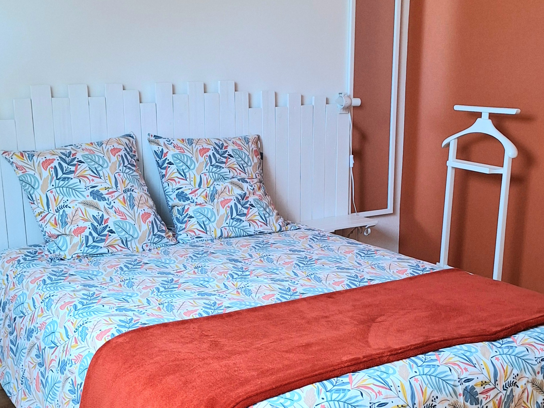 Gîte Le Petit Verger - Grand lit et tête de lit en bois blanc de la chambre double