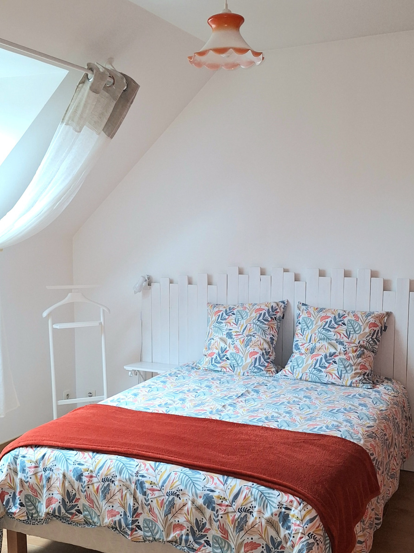 Gîte Le Petit Verger - Chambre double lumineuse avec grand lit et literie de qualité