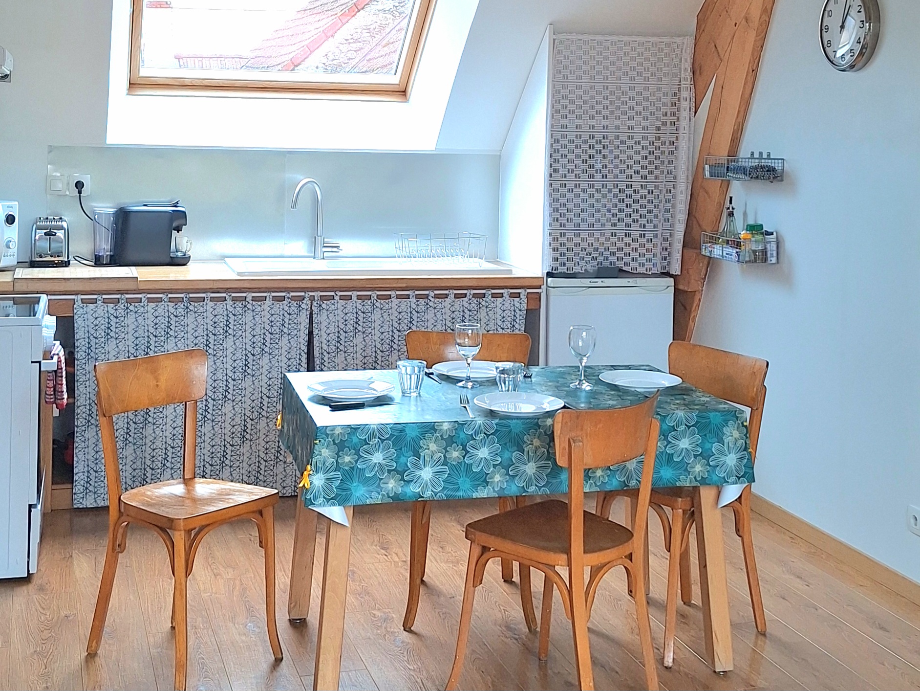Gîte Le Petit Verger - Cuisine équipée ouverte et espace repas